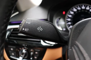 BMW 5 Series Touring 530i High Executive Luxury Line Automaat  / Navigatiesysteem Professional / Panoramadak / Trekhaak / Comfortstoelen / Driving Assistant Plus / Adaptieve LED-koplampen / Hifi / Stuurwielrand Verwarmd / Achteruitrijcamera / Head-Up Display / Stoelverwarming / 39