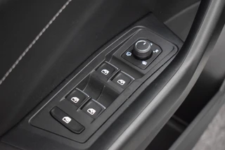 Volkswagen T-Roc 1.5 TSI 150pk DSG R-Line Business+ Black Style Trekhaak Camera IQ.Light Panoramadak Virtual Cockpit Navigatie / 17