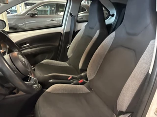Toyota Aygo X 1.0 VVT-i MT first / apple /stoelverw /cruisec /camera/pdc/clima/boeken / 12