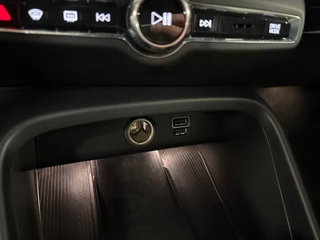 Volvo XC40 1.5 T5 Plug-in hybrid Plus Dark /pano/memory/navi/harman kardonc/camera / 24