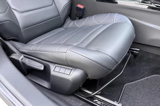 Citroen C4 1.2 Puretech 130pk Automaat Shine Pack Business | Navigatie | Adapt. Cruise control | Lederen stoelen elektrisch en verwarmd | Head-up display | Keyless | Apple Carplay/Android Auto | 18" Lichtmetalen velgen / 16