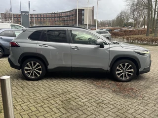 Toyota Corolla Cross 2.0 HYBRID FIRST EDITION BLIND-SPOT ELEK-ACHTERKLEP KEYLESS LM-VELGEN PARK-SENSOREN APPLE/ANDROID STOELVERW DRAADLOOS-LADEN AD-CRUISE BLUETOOOTH DAB+ / 6