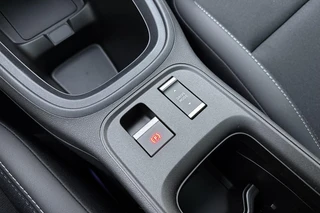 Jeep Avenger 1.2 e-Hybrid 110pk Black Edition | 8 Jaar Fabrieksgarantie | Panoramadak | Keyless | Navigatie | JBL audio | Elektrische kofferklep | Adaptieve cruise control | Stoelverwarming / 31
