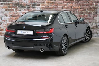 BMW 3 Serie Sedan 330i High Executive M Sport Pakket Automaat  / Live Cockpit Professional / Head-Up Display / Leder / Harman Kardon / LED / Stoelverwarming / Driving Assistant / Achteruitrijcamera / M Sportremsysteem / DAB / Ambiance Verlichting / 5