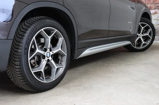 BMW X1 xDrive25i High Executive xLine Automaat  / Navigatiesysteem Plus / Driving Assistant Plus / Trekhaak / Panoramadak / Park Assistant / Leder / Park Assistant / AWD / 18 Inch / Head-Up Display / Stoelverwarming / Hifi / Parkeersensoren / Climate Control / LED / 7
