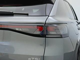 Volkswagen T-Roc 1.5 eTSI R-Line Elek. Trekhaak | Stuur-/stoelverwarming | Verlichte logo's / 56