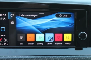 Volkswagen Golf 1.5 ETSI R-LINE BNS Automaat Panorama dak / Camera / 42