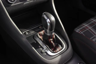 Volkswagen Golf Cabrio 2.0 TSI GTI | 2e eigenaar | DSG | Xenon | Stoelverwarming | Climatronic | Cruise control | Navigatie | Bluetooth | PDC | 18 inch Detroit | Origineel / 26