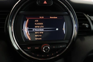 MINI Cooper Hatchback Chili Serious Business 3 deurs / Navigatiesysteem / Leder / John Cooper Works Exterieurpakket / Lichtpakket / Extra Getint Glas / Climate Control / Parkeersensoren / LED / Bluetooth / Cruise Control / Sportstoelen / 17 Inch / 36