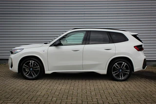 BMW iX1 xDrive30 67 kWh // 99,2% SoH | M-Sport | Panoramadak | Harman Kardon | HUD | 360 CAM | Massage| Elek. + Memory | Sfeerverlichting / 2
