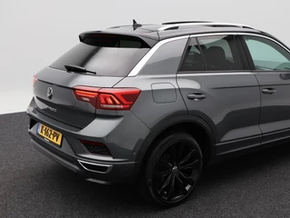 Volkswagen T-Roc 1.5 TSi 150 Pk Automaat R line | Black Style | Trekhaak | Stoelverwarming | Panorama dak | Camera | Adaptive Cruise | Climatronic | Carplay | 19 Inch | 58.509 Km !! / 17