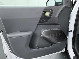 Kia EV2 Plus 61 kWh  - Navigatie - Achteruitrijcamera - Adaptief cruise control - Stoelverwarming - Stuurverwarming - Nieuw uit voorraad leverbaar / 22