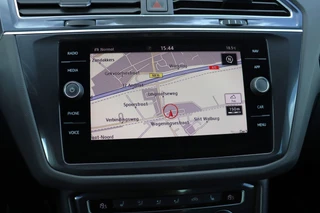 Volkswagen Tiguan 1.4 TSI ACT Highline Business R | Dealer Onderhouden | Led | Virtual | Stoelverwarming | Trekhaak | Carplay / 21