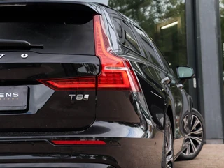 Volvo V60 T8 AWD Plus Dark 455PK Panoramadak HeadUp Display 360 Cam Alarm Getint glas / 23