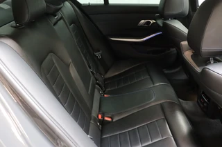 BMW 3 Serie Sedan 330i Executive M Sport Pakket Automaat  / Live Cockpit Professional / Schuif-/kanteldak / Sportstoelen / Achteruitrijcamera / Active Cruise Control met Stop en Go-functie / 19 Inch / Hifi / M Sportremsysteem / Leder / Shadow Line / Neerklapbare Achterbank / Extra Getint Glas / 15