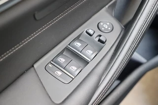 BMW 5 Serie Touring 520i High Executive M Sport Pakket Automaat  / Trekhaak / Panoramadak / Stoelverwarming / Nappa Leder / Comfortstoelen / Achteruitrijcamera / Apple Carplay / Driving Assistant / Cruise Control / Navigatie Professional / Adaptief Onderstel / 36