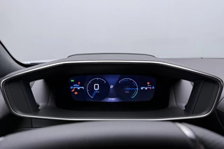 Peugeot 2008 1.2 Hybrid 145 GT / 18" / Navigation pack /  2+6 Jaar Garantie / 11