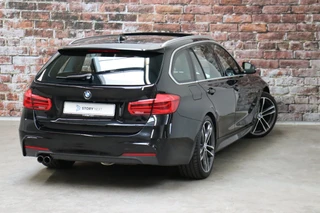 BMW 3 Serie Touring 330i High Executive M Sport Pakket Automaat  / Navigatie Professional / Panoramadak / Leder  / Trekhaak / Parkeersensoren voor+achter / Comfort Acces / Head-Up Display / Stoelverwarming / Achteruitrijcamera / Hifi / 19 Inch / Chrome Line / 5