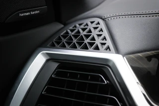 BMW X5 xDrive50e M-Sport | PANORAMADAK | HEAD UP | HOUTAFWERKING | ACHTERBANKVERWARMING | TREKHAAK | 360 CAMERA | 21" / 42