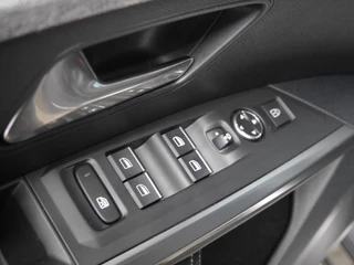 Peugeot 3008 1.2 Hybrid 136 GT | Demo | Stoel en stuurverwarming | Led | Navigatie | Achteruitrijcamera | Keyless entry en start | Parkeersensoren voor en achter | Climate control | Adaptive cruise control / 18
