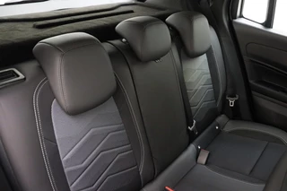 Jeep Avenger 1.2 Altitude 100 PK | Navigatie | Climate control | Camera | Parkeersensoren | Keyless | Lichtmetalen velgen | Parkeersensoren / 17