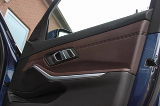 BMW 3-serie Touring 320e High Executive Sport Line | 1e eigenaar | NL auto | Driving Assistant | HiFi audio | LED | 18 inch | Stoelverwarming | DAB | Carplay | Navigatie | PDC / 36