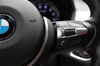 BMW X1 sDrive18i High Executive M Sport Pakket Automaat  / Navigatiesysteem Professional / Panoramadak / 18 Inch / LED / Stoelverwarming / Achteruitrijcamera / Extra Getint Glas / Harman Kardon / Shadow Line / Parkeersensoren voor+achter / 30