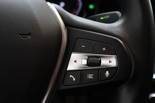 BMW 3 Serie Sedan 318i Executive Sport Line Automaat  / Live Cockpit Professional / Stoelverwarming / Parkeersensoren voor+achter / LED / 18 Inch / DAB / Climate Control / Shadow Line / Extra Getint Glas / Apple CarPlay / Cruise Control / Lichtpakket / 34