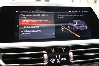 BMW 3 Serie Touring M340i xDrive High Executive M Sport Pakket Automaat  / Live Cockpit Professional / Panoramadak / Trekhaak / Individual Leder Merino / Driving Assistant / M Sport Differentieel / Harman Kardon / M Adaptief Onderstel / Safety Pack / Head-Up Display / 19 Inch / Stoelverwarming voor+achter / 34