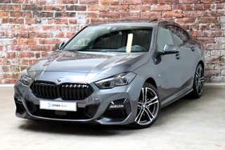 BMW 2 Serie Gran Coupé 218i High Executive M Sport Pakket Automaat / Live Cockpit Professional / Panoramadak / Stoelverwarming / 18 Inch / Climate Control / Parkeersensoren / Bluetooth / DAB / Cruise Control / Lichtpakket / Extra Getint Glas / LED
