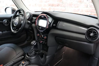 MINI Cooper Hatchback Pepper Business Automaat 3 deurs  / Navigatiesysteem / Cruise Control / Achteruitrijcamera / Comfort Access / Bluetooth / Climate Control / Lichtpakket / Parkeersensoren  / 16 Inch / Chrome Line / 19