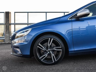 Volvo V40 2.0 D3 150 PK Business Sport R-Design Panoramadak Harman Kardon LED Standkachel Trekhaak Stoelverwarming 18" / 40