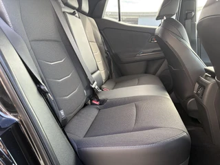 Toyota C-HR+ First Edition 77 kWh NIEUW DIRECT LEVERBAAR! STOEL/STUURVERW 20'' LM-VELGEN BLIND SPOT EL-ACHTERKLEP WARMTEPOMP NAVI PARK-SENSOREN CAMERA CLIMA APPLE/ANDROID / 20