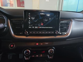 Kia Stonic 1.0 T-GDi MHEV DynamicPlusLine | Navigatie | Climate control | Stoel + Stuur verwarming | Parkeer camera achter / 18