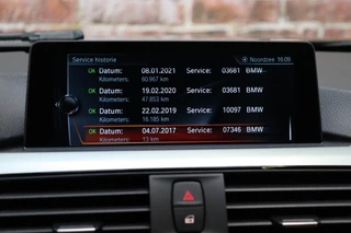 BMW 3 Serie Touring 330i High Executive M Sport Pakket Automaat  / Navigatie Professional / Panoramadak / Leder  / Trekhaak / Parkeersensoren voor+achter / Comfort Acces / Head-Up Display / Stoelverwarming / Achteruitrijcamera / Hifi / 19 Inch / Chrome Line / 23
