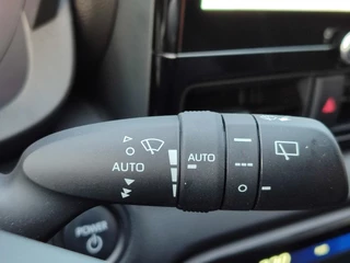 Toyota Yaris Hybrid 115 DYNAMIC STOEL/STUURVERW PARK-SENSOREN BLIND SPOT CAMERA KEYLESS 16'' LM-VELGEN CAMERA NAVI CLIMA AD-CRUISE APPLE/ANDROID / 17
