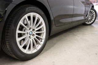 BMW 5 Serie Touring 540i xDrive High Executive Automaat  / Harman Kardon / Adaptief Onderstel / Driving Assistant / Achteruitrijcamera / Navigatie Professional / Cruise Control / Sportstoelen / Parking Assistant / Zonnescherm / Climate Control / 18 Inch / Stoelverwarming voor+achter / 7