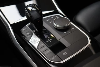 BMW 3 Serie Sedan 320i Executive Sport Line Automaat  / Live Cockpit Professional / M Sportstuurwiel / Shadow Line / 19 Inch / Climate Control / Sportstoelen / Bluetooth / Neerklapbare Achterbank / LED / Parkeersensoren voor+achter / 20