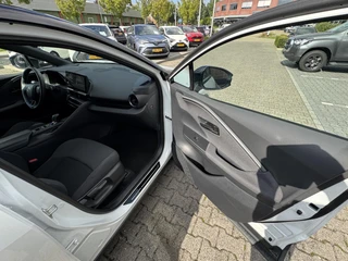 Toyota C-HR 2.0 PLUG-IN HYBRID 220 FIRST EDITION STOEL/STUURVERW BLIND-SPOT PARK-SENSOREN NAVI APPLE/ANDROID EL-ACHTERKLEP 18" LM-VELGEN / 21