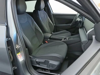 Volkswagen T-Roc 1.5 eTSI R-Line Elek. Trekhaak | Stuur-/stoelverwarming | Verlichte logo's / 21