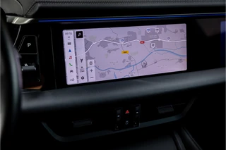 Porsche Macan 4 100 kWh  Pano Luchtvering Sport Chrono Matrix Passenger Display / 43