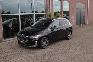 BMW 2-serie Active Tourer 230e xDrive Luxury Line | 1e eigenaar | BTW auto | Driving Assistant | Harman Kardon | 360 camera | Panoramadak | Head-up | M-sportstuur | Keyless entry