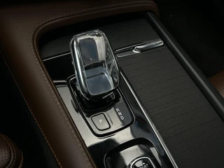 Volvo XC90 2.0 T8 Recharge AWD Inscription | Panoramadak | Luchtvering | Trekhaak / 19