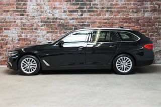 BMW 5 Series Touring 530i High Executive Luxury Line Automaat  / Navigatiesysteem Professional / Panoramadak / Trekhaak / Comfortstoelen / Driving Assistant Plus / Adaptieve LED-koplampen / Hifi / Stuurwielrand Verwarmd / Achteruitrijcamera / Head-Up Display / Stoelverwarming / 4