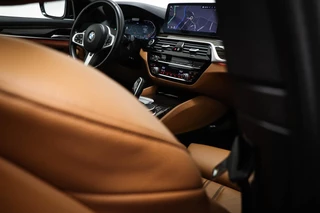 BMW 5-serie Touring 540i xDrive M-Sport | Facelift | PANORAMADAK | 360 CAMERA | TREKHAAK / 17