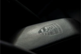 Porsche Macan 4 100 kWh  Pano Luchtvering Sport Chrono Matrix Passenger Display / 39