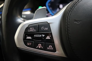 BMW 5 Serie Touring 530e High Executive M Sport Pakket Automaat  / Live Cockpit Professional / SOH 87% / Panoramadak / Trekhaak / Driving Assistant Professional / Comfortstoelen / Laserlight / Head-Up Display / Adaptief Onderstel / DAB / Parking Assistant / Hifi / 46