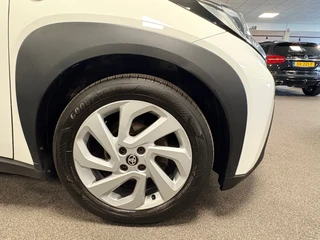 Toyota Aygo X 1.0 VVT-i MT first / apple /stoelverw /cruisec /camera/pdc/clima/boeken / 40