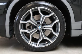BMW X2 sDrive20i High Executive M Sport Pakket Automaat  / Navigatiesysteem Plus / Leder / Panoramadak / Stoelverwarming / LED / Harman Kardon / 19 Inch / Head-Up Display / Parkeersensoren voor+achter / Climate Control / Shadow Line / 12