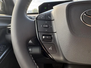 Toyota C-HR+ First Edition 77 kWh NIEUW DIRECT LEVERBAAR! STOEL/STUURVERW 20'' LM-VELGEN BLIND SPOT EL-ACHTERKLEP WARMTEPOMP NAVI PARK-SENSOREN CAMERA CLIMA APPLE/ANDROID / 25